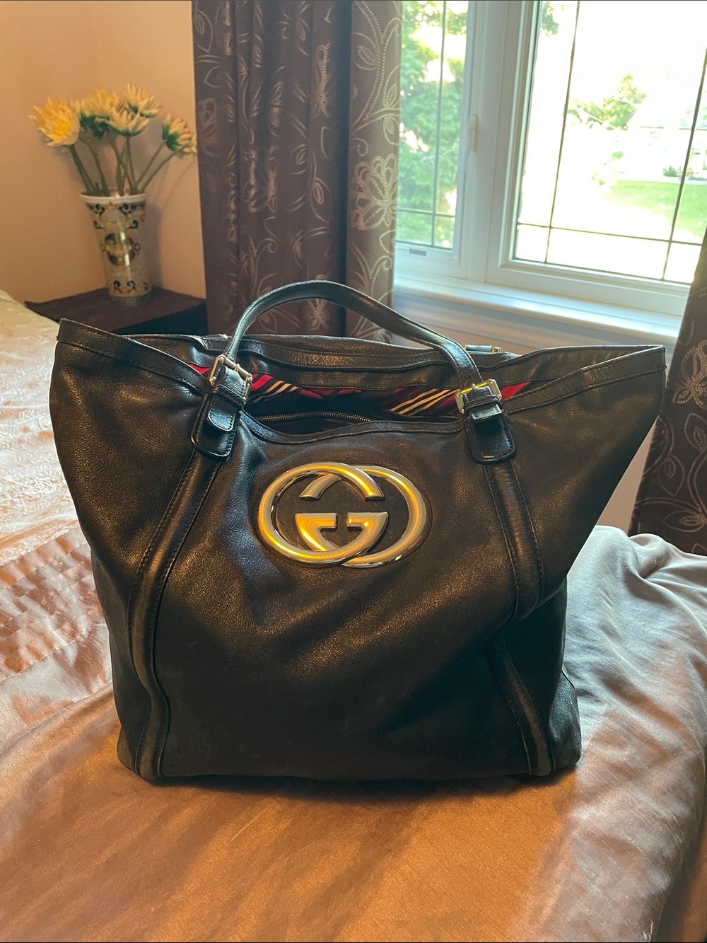 Gucci Black Leather Shoulder Tote with Gold Double-G Emblem - Picture 1 of 8